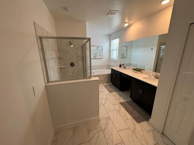 Building Photo - 9235 Sommerset Hills Dr