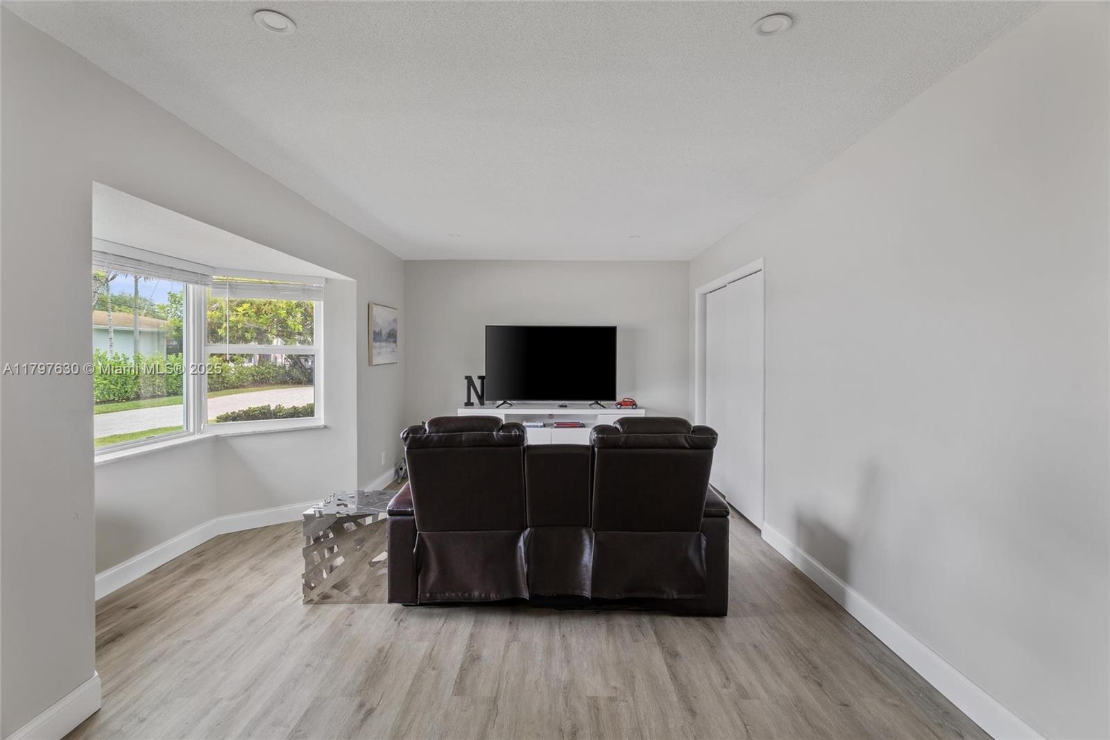 Building Photo - 608 1st Key Dr