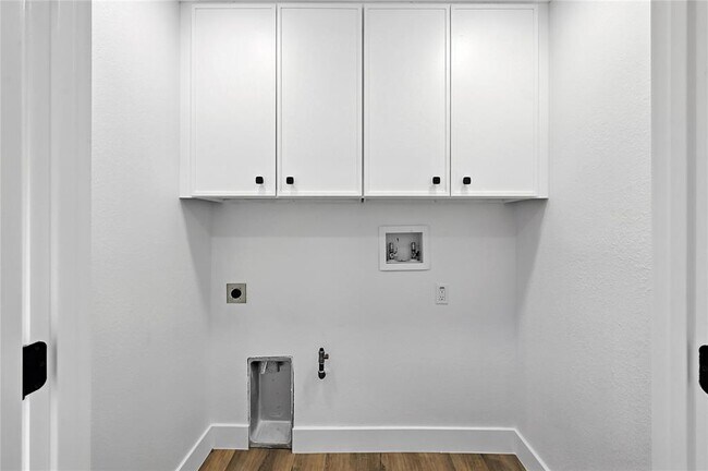 Building Photo - 815 Buckingham Pl