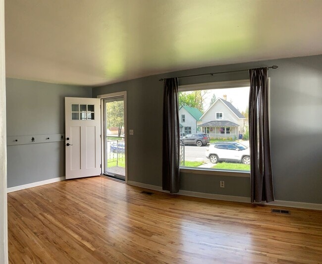 Building Photo - **Free October Rent** Cute 2 Bedroom Home ...