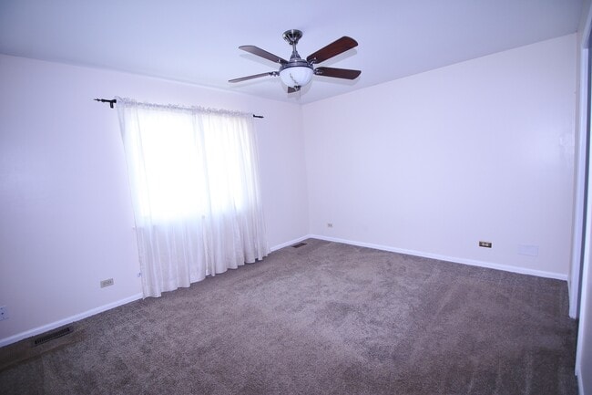 Building Photo - 2022 Redwood Dr