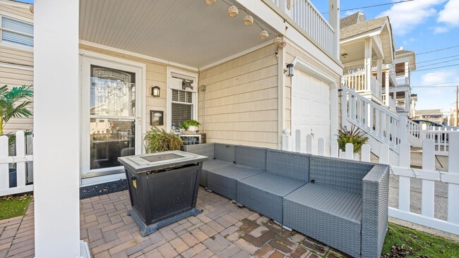 Building Photo - 816 St James Pl