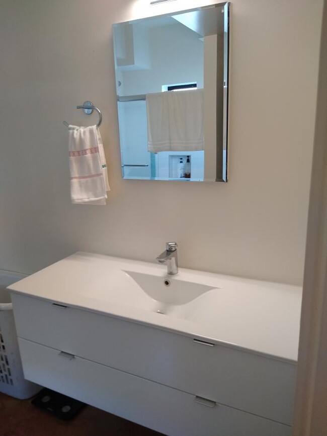 Building Photo - 1 bedroom in Los Angeles CA 90057
