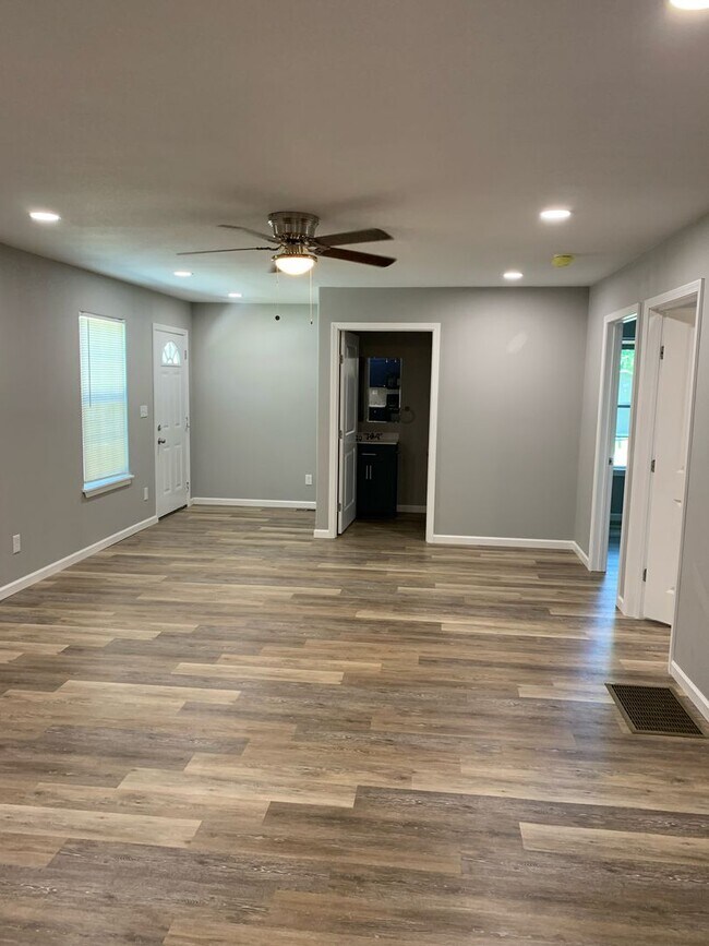 Building Photo - 1005 E Monroe St