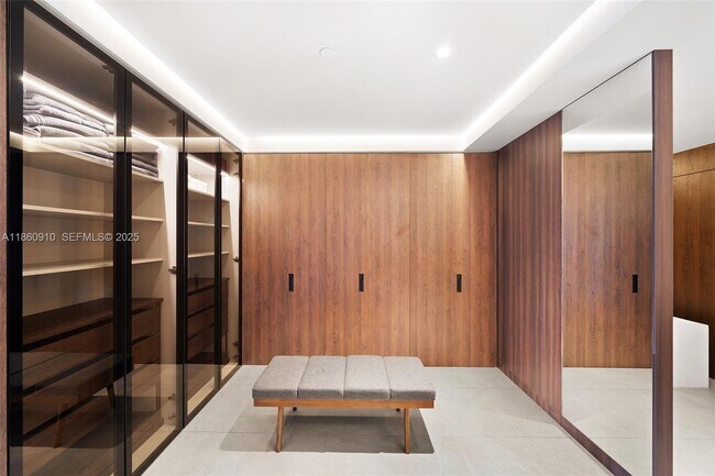 Building Photo - 785 Crandon Blvd