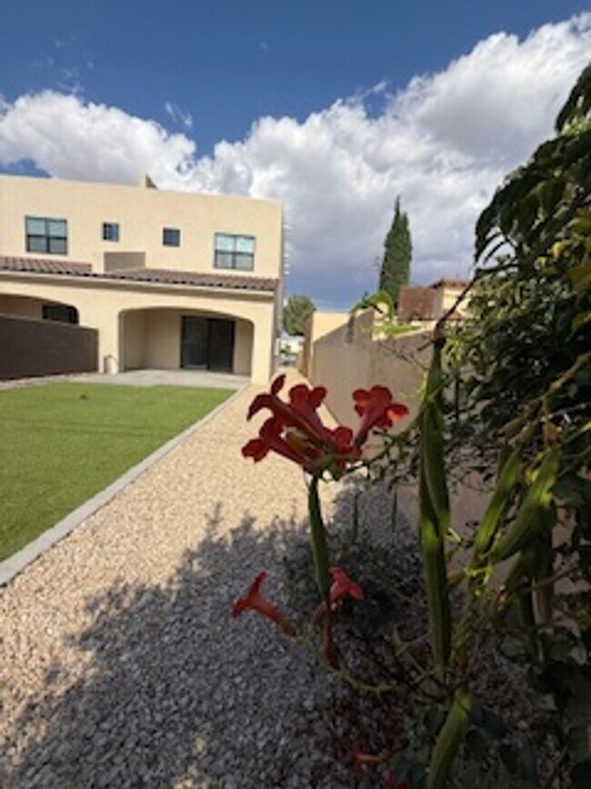Building Photo - 1003 N Armijo St