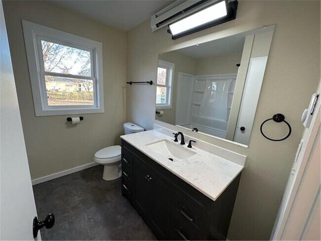 Building Photo - 205 NE 5th St