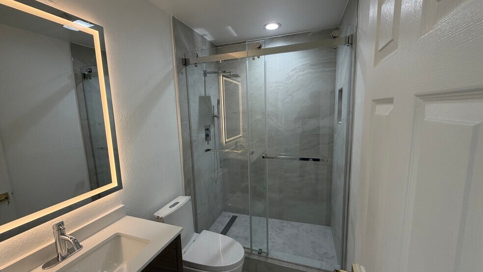 Building Photo - 10331 Lindley Ave