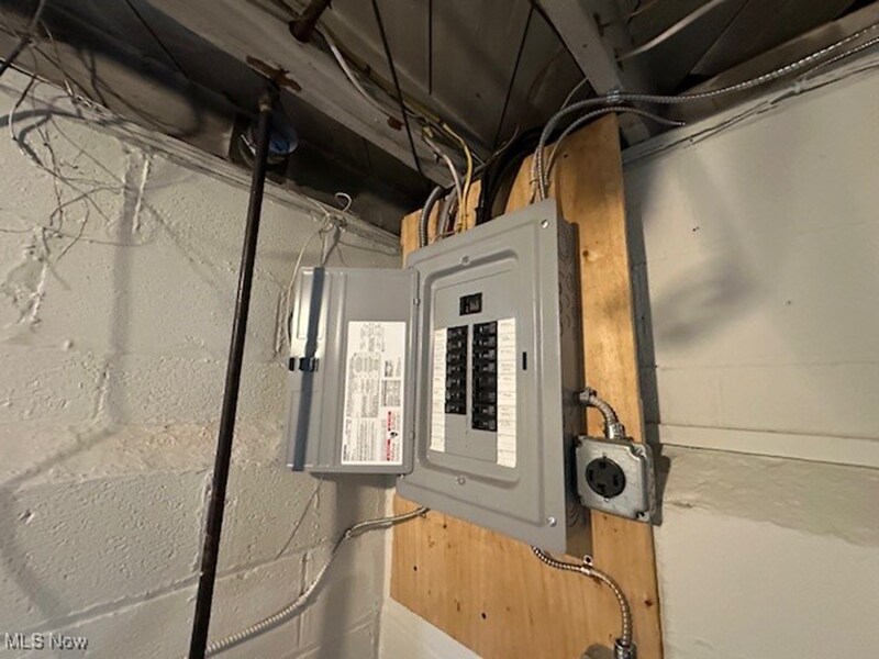 Building Photo - 5185 Anthony St