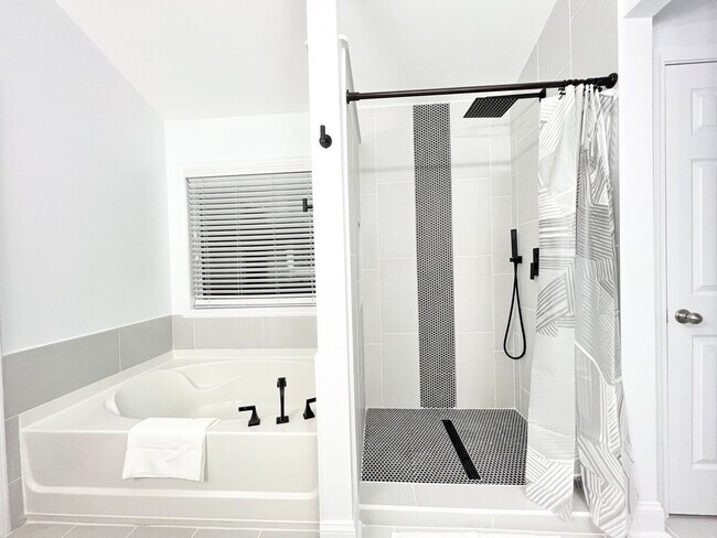 Building Photo - 6009 Mock Ives Ct NE