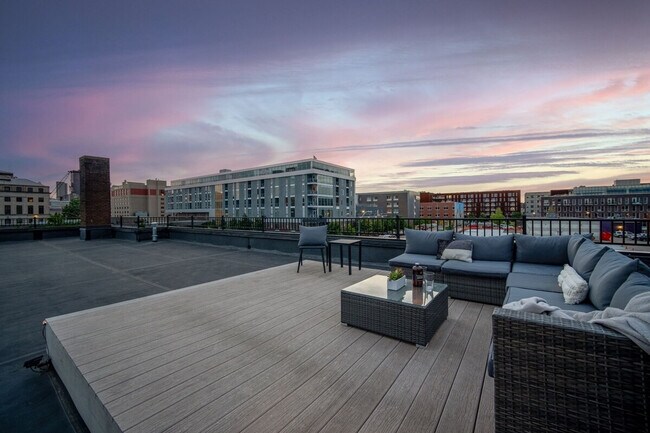 Building Photo - 301 E Walnut St