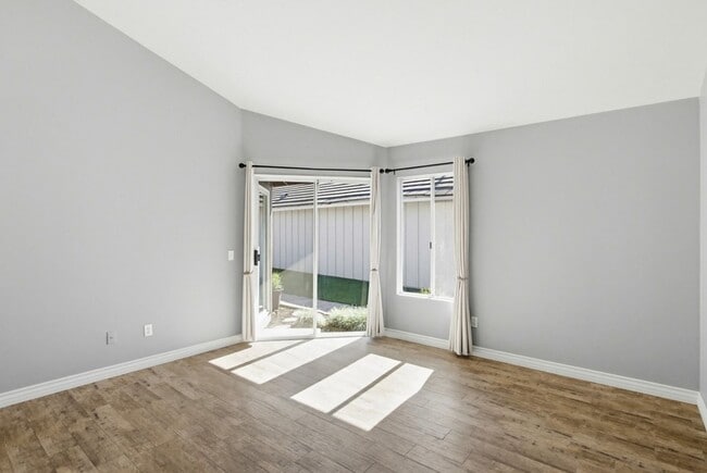 Building Photo - Beautifully Maintained 2 Bed / 2 Bath Home in Gated West Village Community