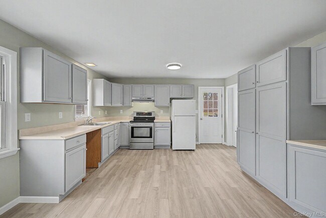 Building Photo - 2585 State Rte 55