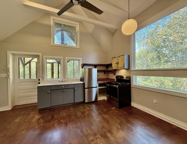 Building Photo - 574 Primitive St