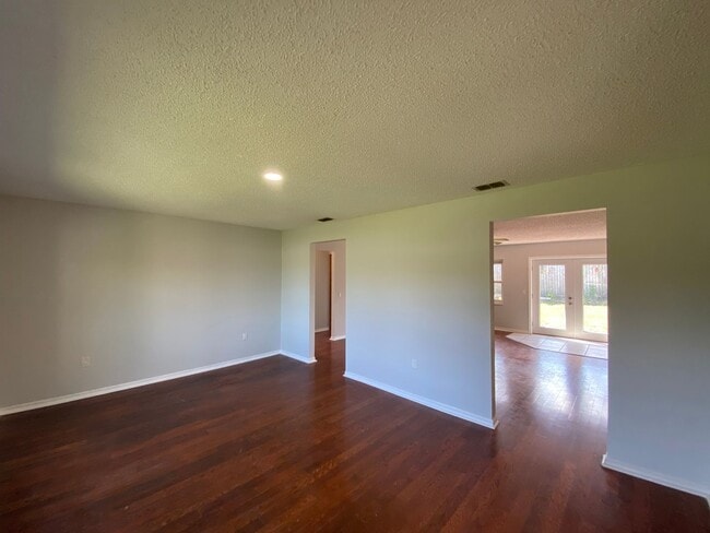 Building Photo - Cedar Hills - Desirable SE neighborhood 3/2/2