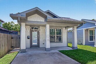 Building Photo - 1204 3rd St