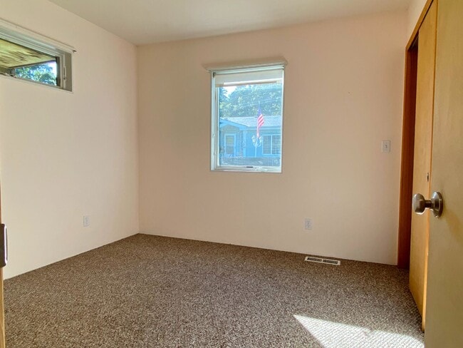 Building Photo - Cute Townhouse On Private Drive In White Salmon, WA