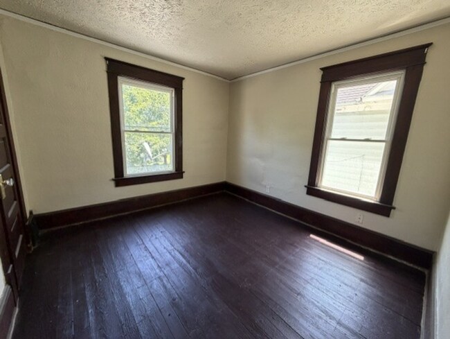 Building Photo - Room to Spread Out! 5-Bedroom Home with Covered Porch & Large Kitchen