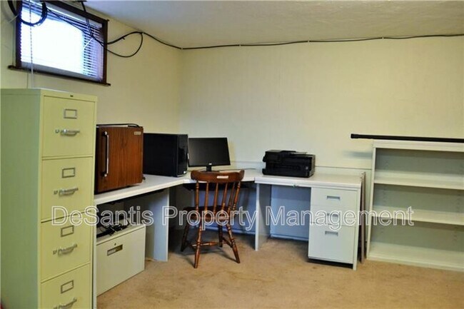 Building Photo - 301 Meadowlark Ln