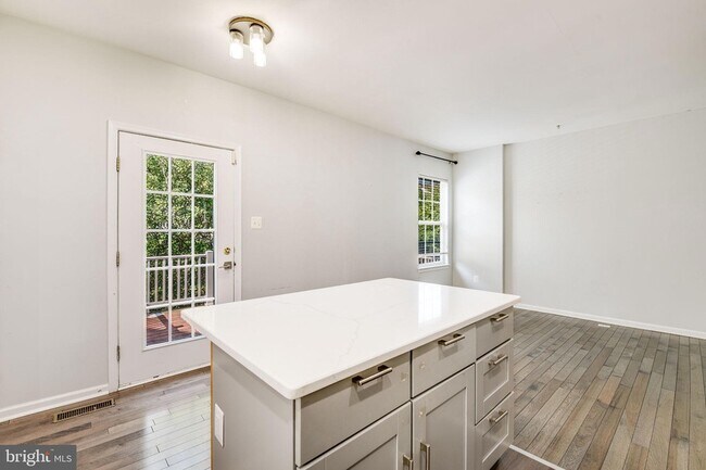Building Photo - 7742 Valley Oak Dr