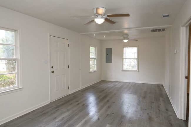 Building Photo - 743 E Brookwood Dr