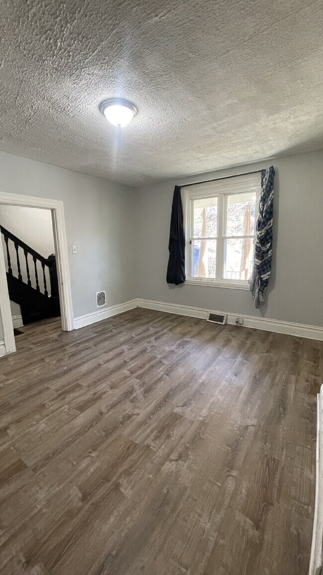 Building Photo - Spacious 4-Bedroom Home with 2 Full Bathrooms – Section 8 Approved and Ready for Move-In!