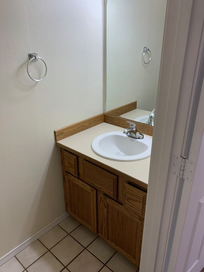 Building Photo - 2 Bedroom Condo with Washer/Dryer in Home