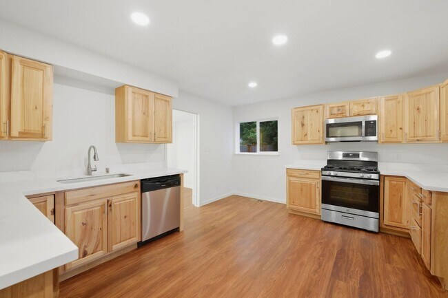 Building Photo - 810 E 63rd St