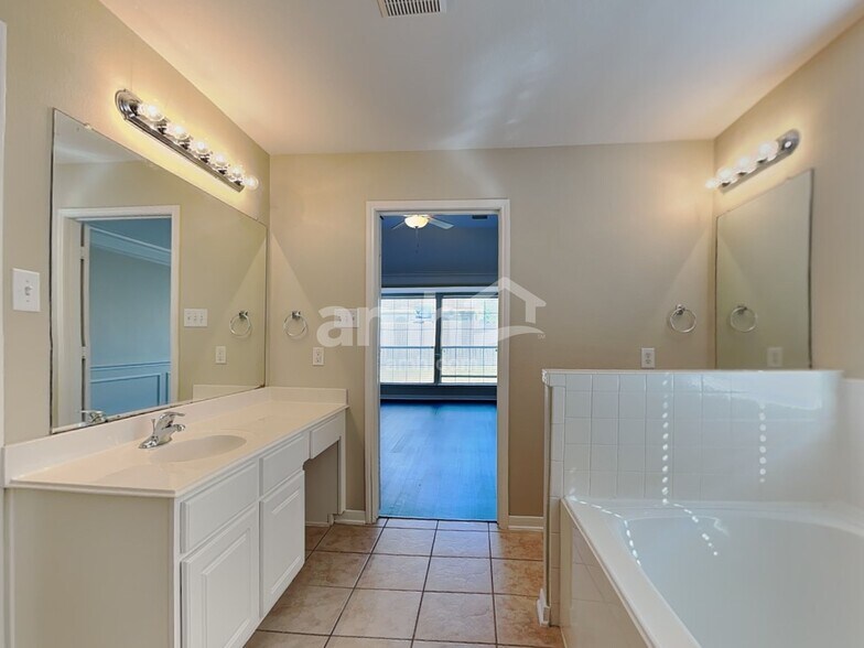 Building Photo - 439 Pinewood Ridge Dr