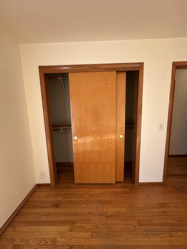 Building Photo - 1112 E Memorial Dr