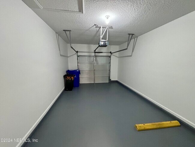 Building Photo - 369 Scrub Jay Dr