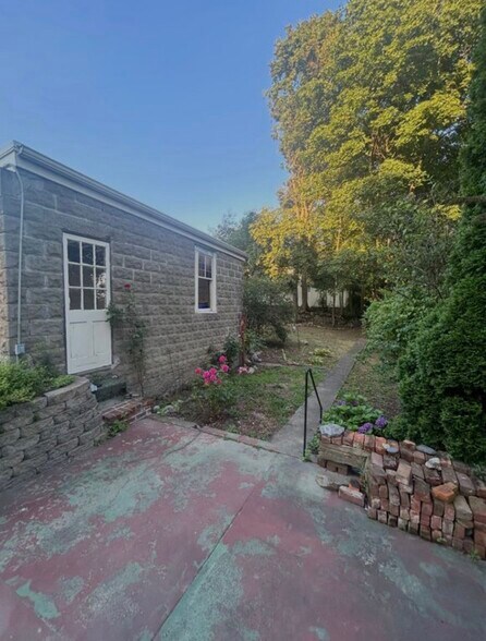 Building Photo - 10 Lambert Ave