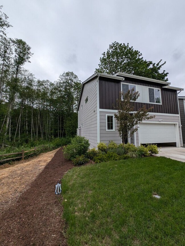 Building Photo - Pristine Bremerton 3 Bedroom Home AVAILABL...