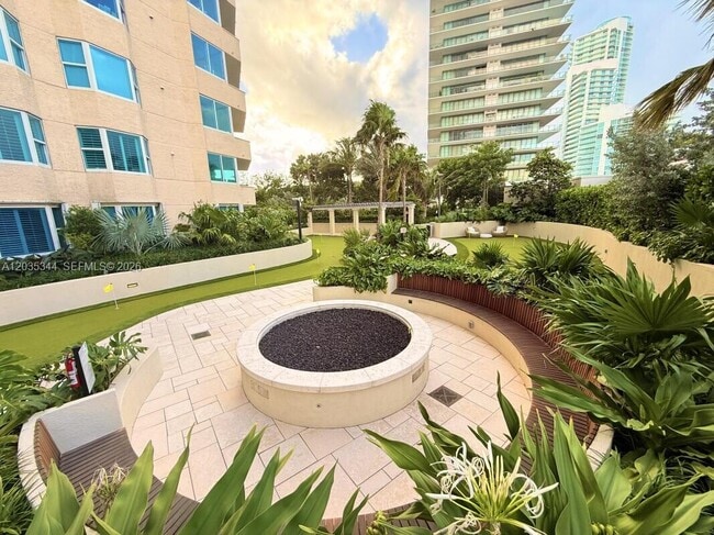 Building Photo - 400 South Pointe Dr