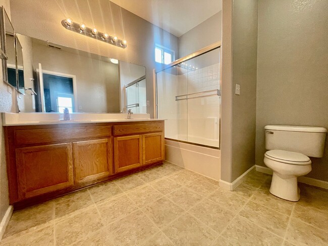Building Photo - Turn Key 4 bedroom 2.5 bath in Brentwood!