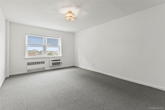 Building Photo - 740 E Broadway