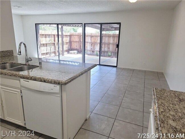 Building Photo - FANTASTIC SINGLE-STORY TOWNHOME JUST MINUT...