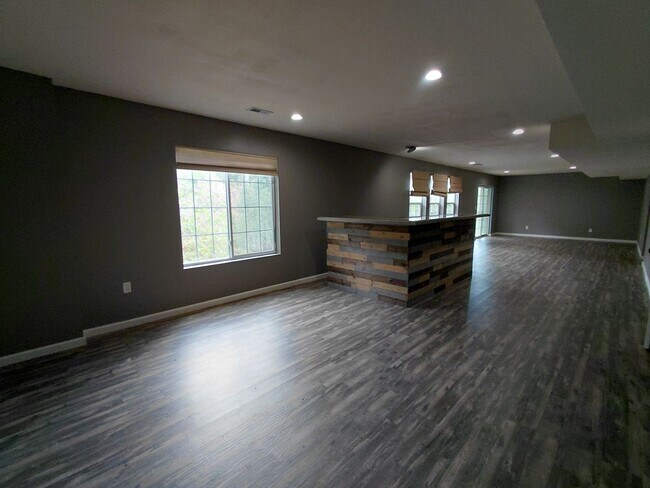 Building Photo - 137 Creek View Dr