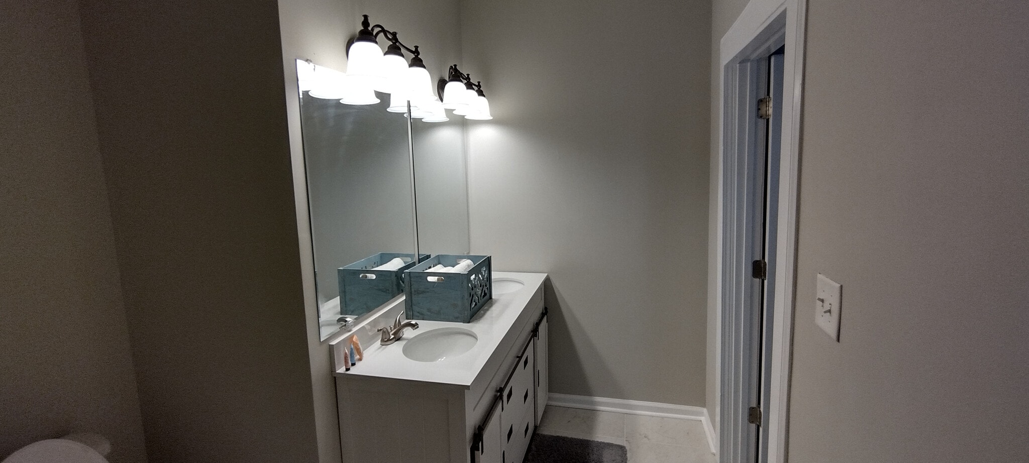 Bathroom 1 (private) - 404 Formosa Ave