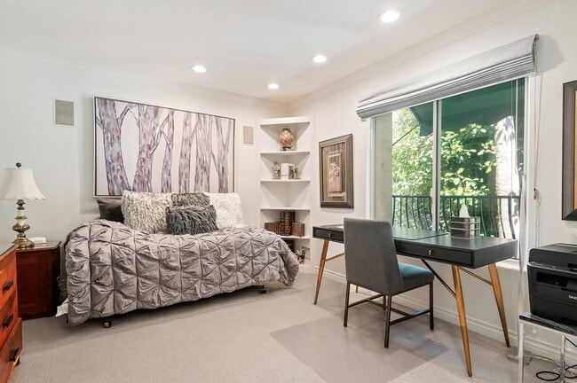 Building Photo - RARELY offered! Top floor three bedroom 2.5 bath El Escorial condo, fully furnished at East Beach.