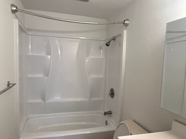 Building Photo - Open Concept: 3 Bed, 1.5 Bath Hidden Gem!