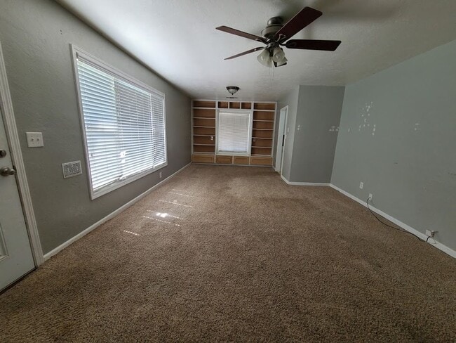 Building Photo - Unique single family home with a detached ...