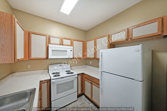 Building Photo - 2/2.5 End unit town home close to dining and shopping