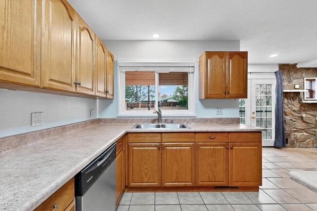 Building Photo - 4109 Comanche Rd NE
