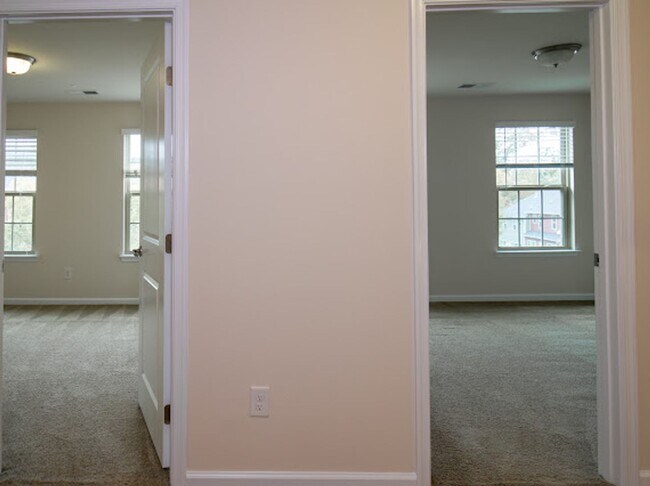 Building Photo - Minutes from Uptown!