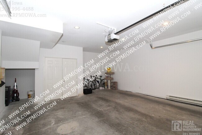 Building Photo - 216 NE Chalet Ln