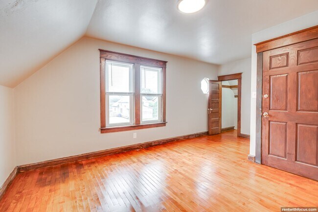 Building Photo - 714 S Memorial Dr