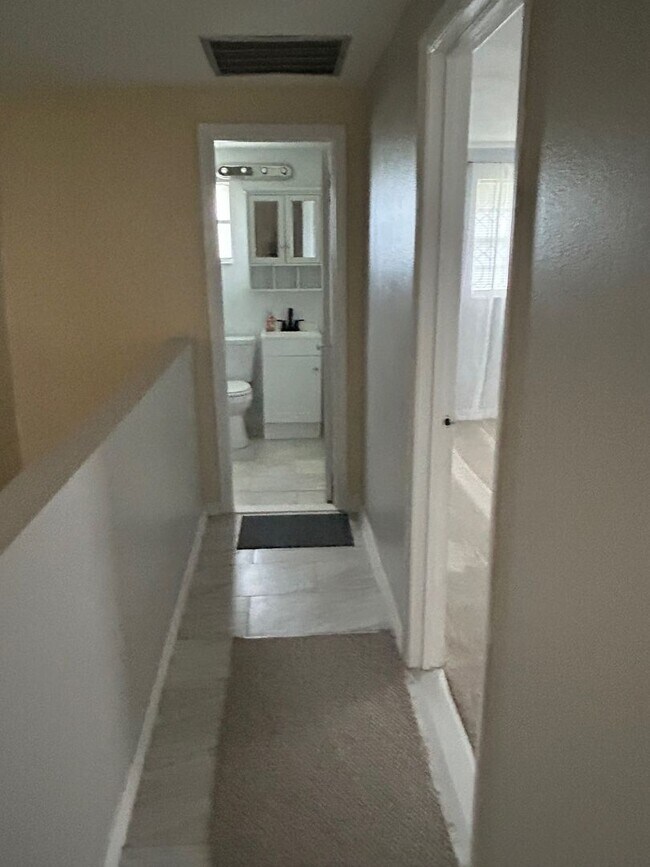 Building Photo - 4BD/2BA on the Island!