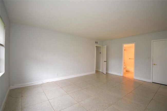Building Photo - 9 NE 19th Ct