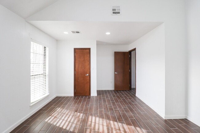 Building Photo - 4 Bed | 2 Bath in East Tulsa!